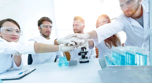 Equipo creativo de jóvenes científicos . — Foto de Stock