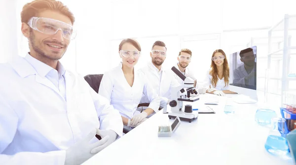 Cientista masculino e a equipa no laboratório . — Fotografia de Stock