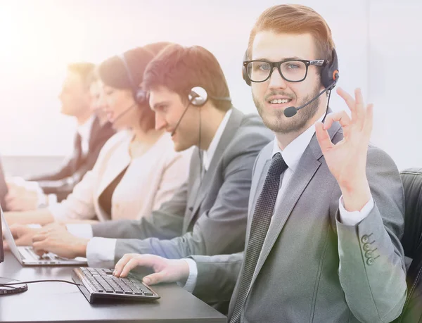 Representante de atendimento ao cliente com fone de ouvido mostrando sinal "OK " — Fotografia de Stock