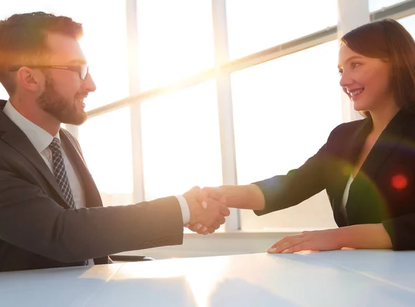 Vriendelijke glimlachende business mensen handshaking na aangename tal — Stockfoto