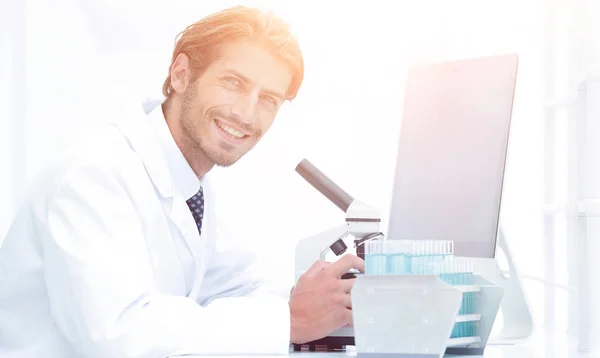 Reseacher científico do químico masculino usando o microscópio no laboratório — Fotografia de Stock