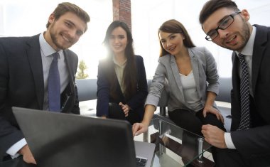 İş takım modern parlak ofis merkezi bir toplantıda çalışma