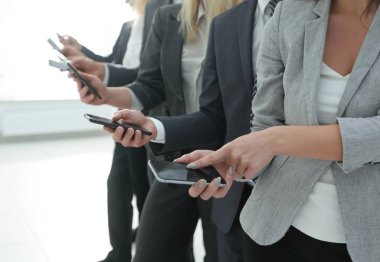 akıllı telefonlar ile çalışan closeup.a grubu