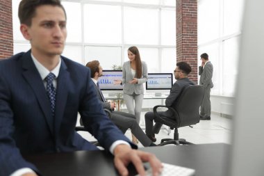 Bilgisayar bilgi için tarama bir erkek ofis çalışanı