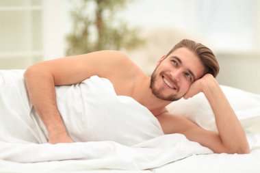 yatakta yatıyordu adam hayalleri closeup.a