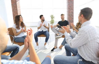 iş takım modern ofisindeki bir seminerde