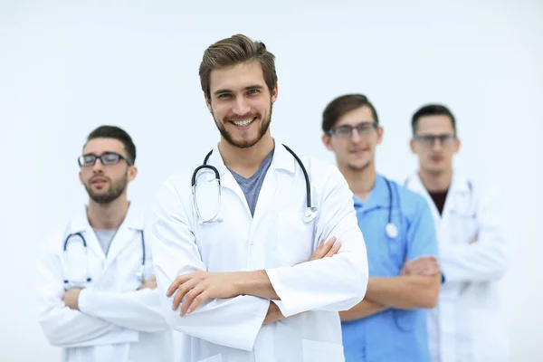 Успешный врач на фоне команды медицинских работников — стоковое фото