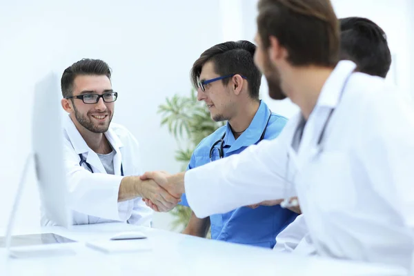 Stretta di mano tra i due medici durante la riunione di lavoro — Foto Stock