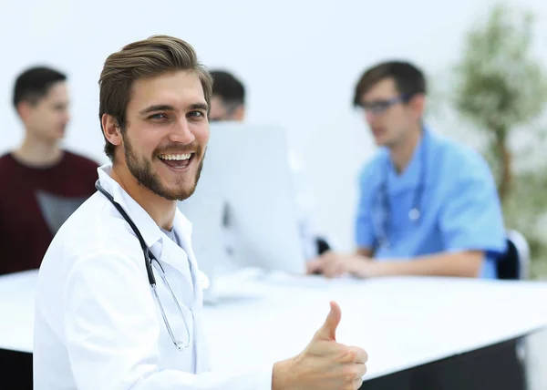 Sonriente médico mostrando el pulgar hacia arriba —  Fotos de Stock