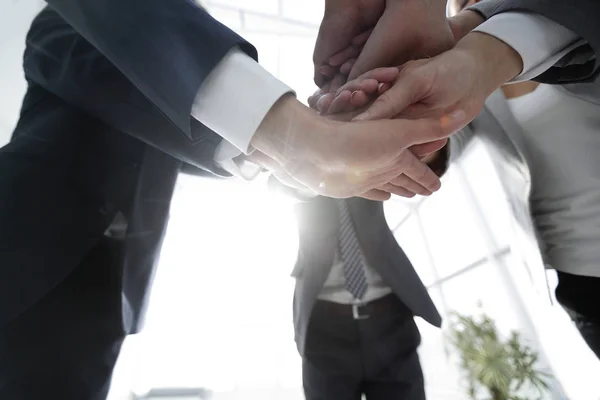 Geschäftsleute falten die Hände zusammen. — Stockfoto