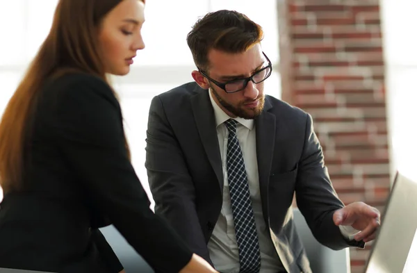 Dos compañeros de trabajo discutiendo divertido proyecto sobre un ordenador portátil — Foto de Stock