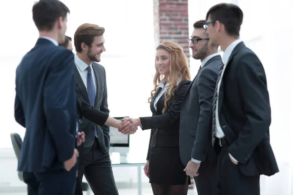 Händedruck zweier Geschäftsfrauen im Büro — Stockfoto