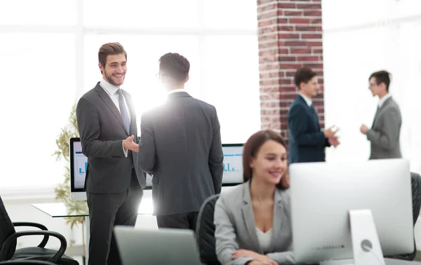 Groupe de partenaires commerciaux en interaction pendant la pause — Photo