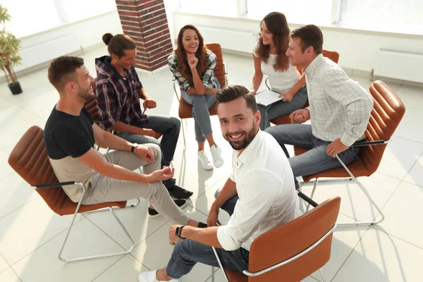 Gerente y su equipo sentado en la oficina — Foto de Stock