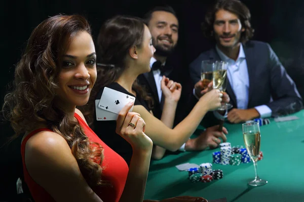 Grupo adulto celebrando amigo ganar blackjack —  Fotos de Stock