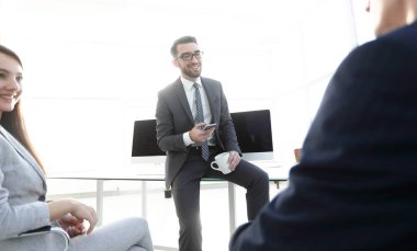 Aletleri kullanan işçiler, çalışma molası.