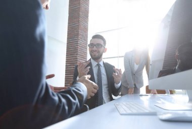 iş arkadaşları iş sorunları tartışıyor.