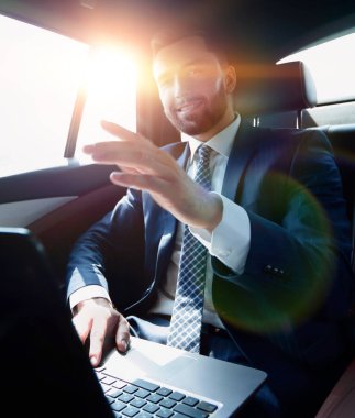 parmağını ileriye dönük ve arabanın arka koltukta oturan işadamı