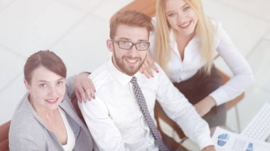 masada oturan ve kameraya bakarak başarılı iş takım.