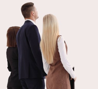 Dikiz aynası. Bir grup iş adamı güvenle ileriye bakıyor.