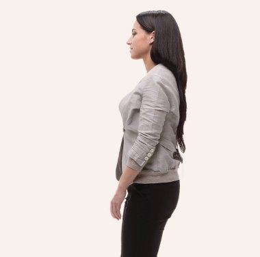 Tam boy. Yan görünüş. modern genç kadın kendinden emin bir şekilde ileri gidiyor.