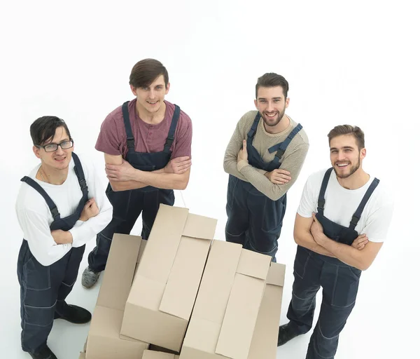 Mladí stěhovací společnosti drží boxy izolovaných na bílém pozadí, — Stock fotografie