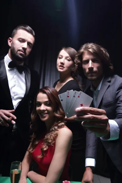 Des amis de la classe supérieure jouent dans un casino. — Photo