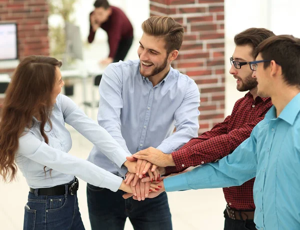 Grupp av människor händer tillsammans partnerskap lagarbete. — Stockfoto