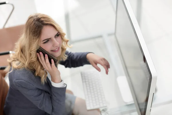 Nahaufnahme. Geschäftsfrau spricht auf Smartphone — Stockfoto