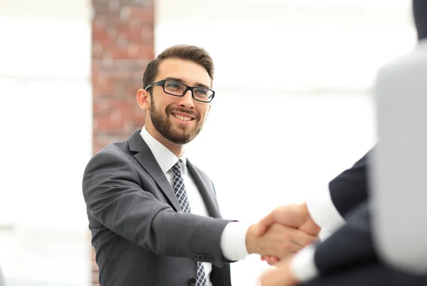 Due colleghi di lavoro che si stringono la mano durante la riunione. — Foto Stock