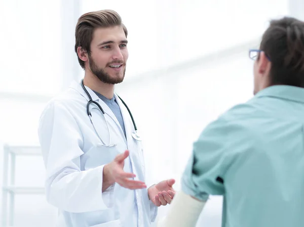 Médico conversando com um paciente — Fotografia de Stock