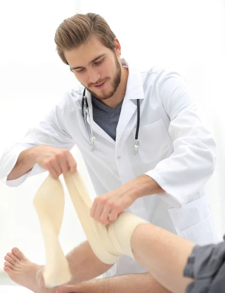 Medicul care îndepărtează bandajele de pe piciorul pacienților — Fotografie, imagine de stoc