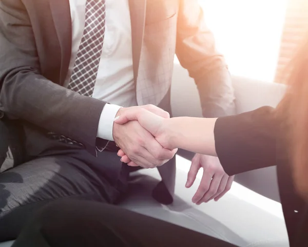 Geschäftlicher Handschlag, Glückwünsche oder Partnerschaftskonzept. — Stockfoto