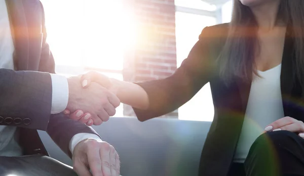 Hombre de negocios estrechando la mano para sellar un trato con su compañero — Foto de Stock