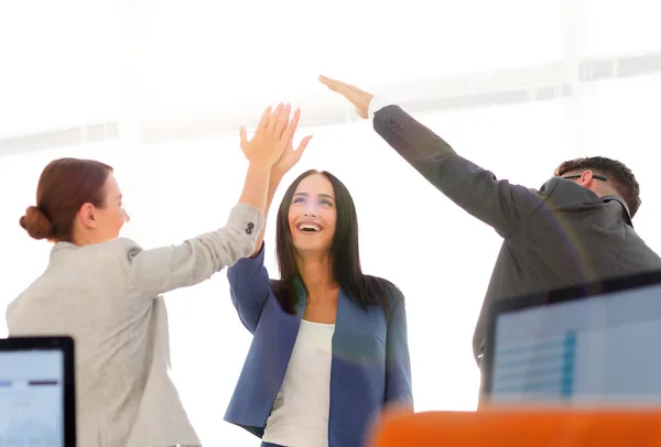 Succesvolle zakenvrouwen motiveer elkaar bij High Five — Stockfoto