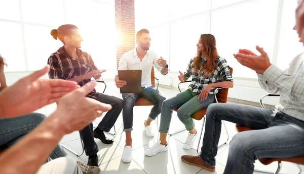 Equipo creativo aplaudiendo al entrenador — Foto de Stock