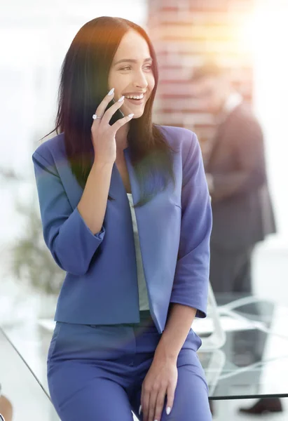 Jonge zakenvrouw met mobiele telefoon — Stockfoto