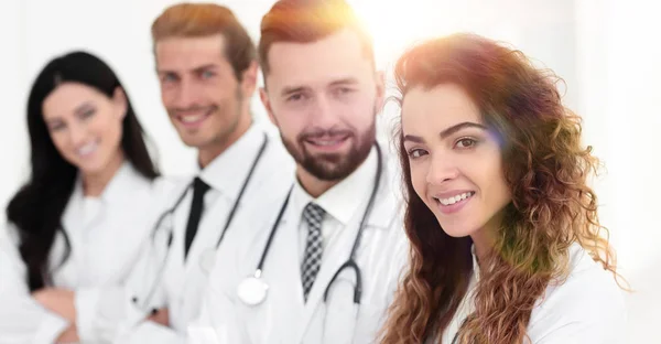 Ritratto di medici di sesso femminile con colleghi — Foto Stock
