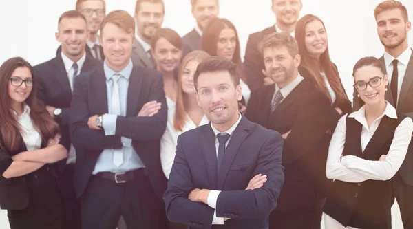 Líder em pé na frente de uma grande equipe de negócios — Fotografia de Stock