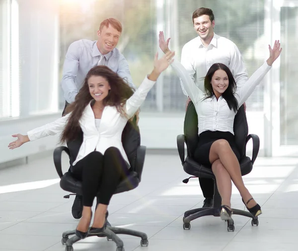Team aziendale entusiasta in ufficio — Foto Stock