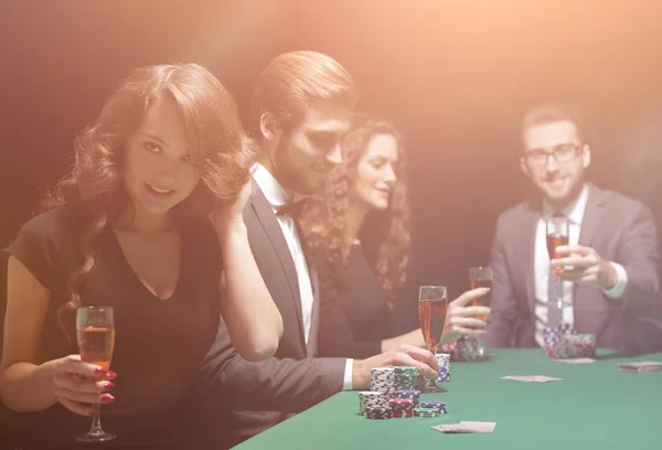 Successful young people spend the night at the casino — Stock Photo, Image