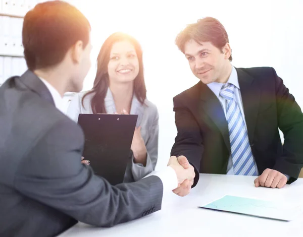 Parceiros de negócios handshake no local de trabalho — Fotografia de Stock