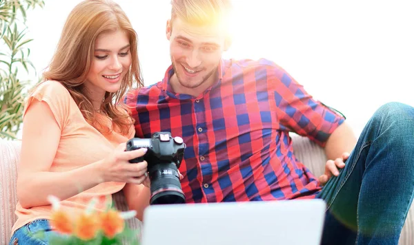 Jovem casal faz visualização de fotos na câmera de fotos — Fotografia de Stock