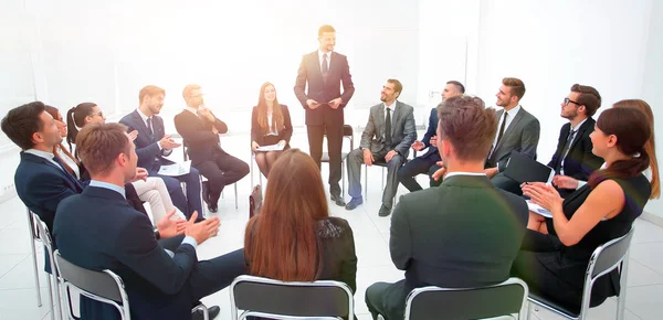 Coach lidera la sesión con el equipo de negocios . — Foto de Stock