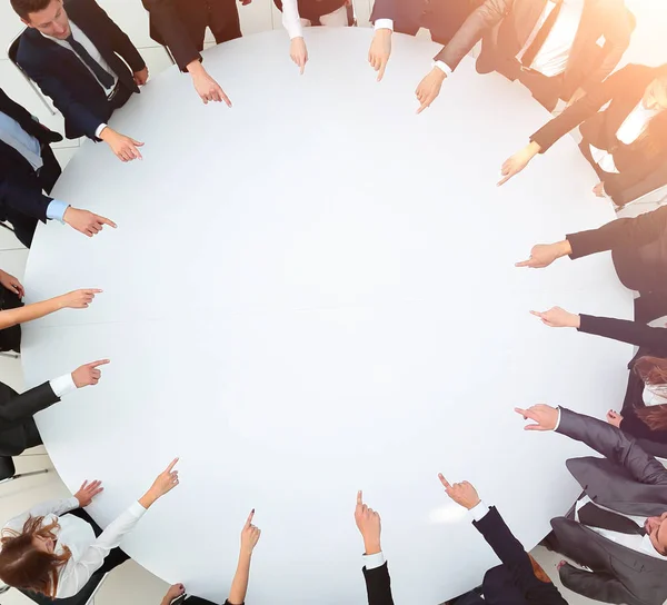 Primer plano .business equipo apuntando en el centro de la mesa . — Foto de Stock