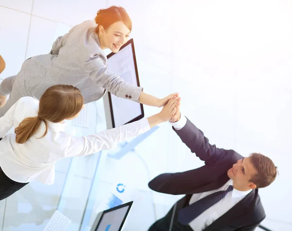 Visa från top.members av business team ge varandra — Stockfoto