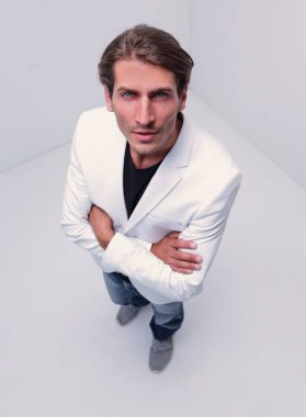 Kendine güvenen genç adam kameraya bakan