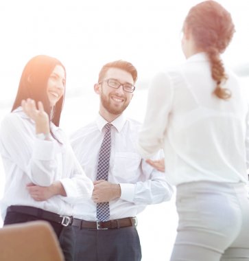 şirket çalışanları ofiste konuşuyorsun.