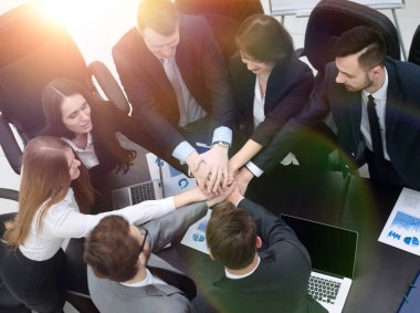iş takım birlikte masada sıktı elleri ile