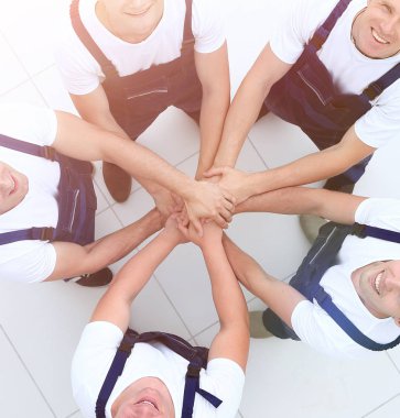 takım birlikte ellerini koyarak inşaatçılar